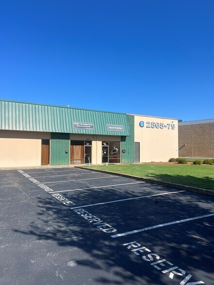 More Photos Of 2565-2579 Park Central Blvd, Decatur Distribution For Lease