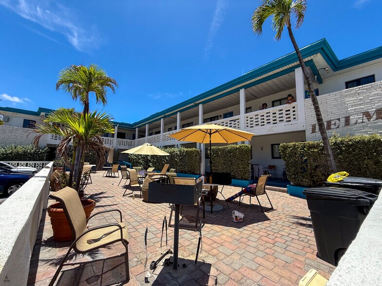 More Photos Of 315 Arthur St, Hollywood Hotel For Sale