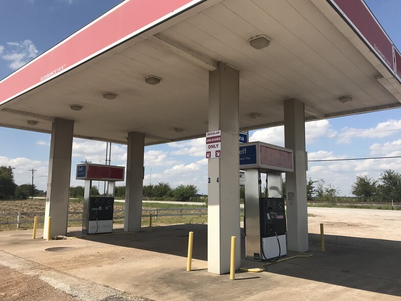 More Photos Of 1100 Main St, East Bernard Storefront For Lease