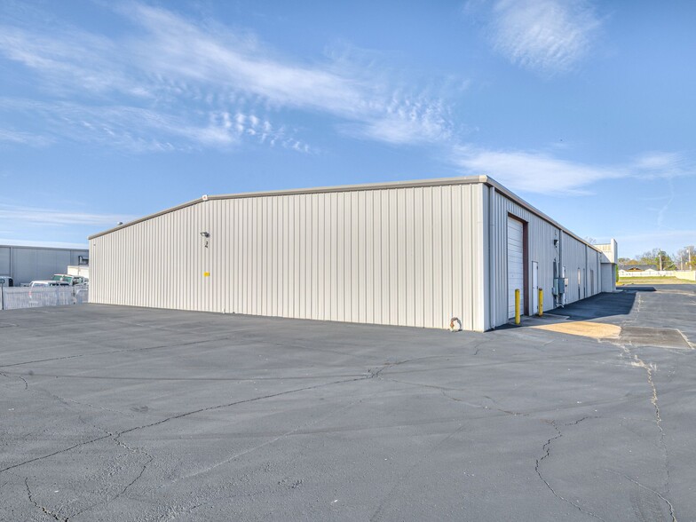 More Photos Of 1827 N Yellowood Ave, Broken Arrow Light Distribution For Lease