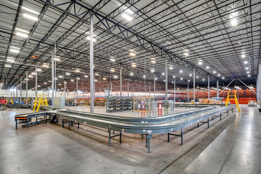More Photos Of 7865 National Tpke, Louisville Distribution For Lease