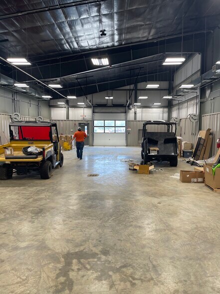 More Photos Of 20453 Interstate 30 S, Benton Flex For Lease