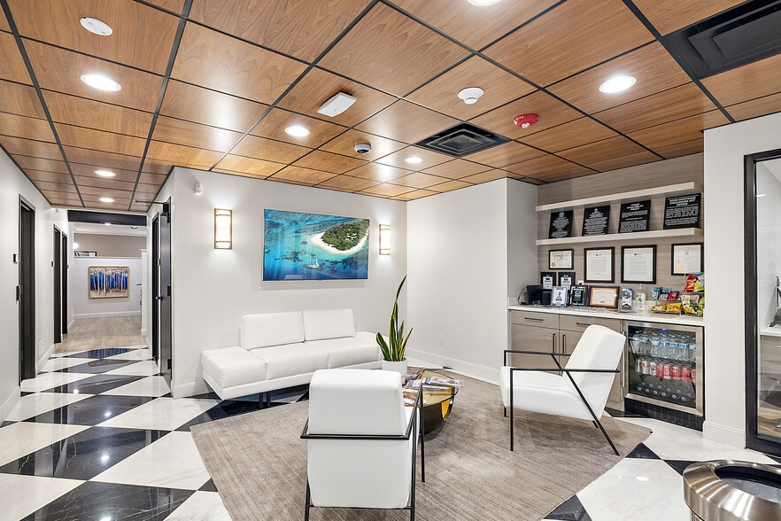 More Photos Of 32500 N Woodward Ave, Royal Oak Freestanding For Sale