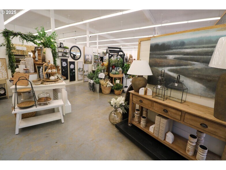 More Photos Of 790 N Bayshore Dr, Coos Bay Freestanding For Sale