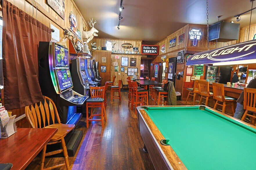 More Photos Of 702 Newmark St, Coos Bay Bar For Sale