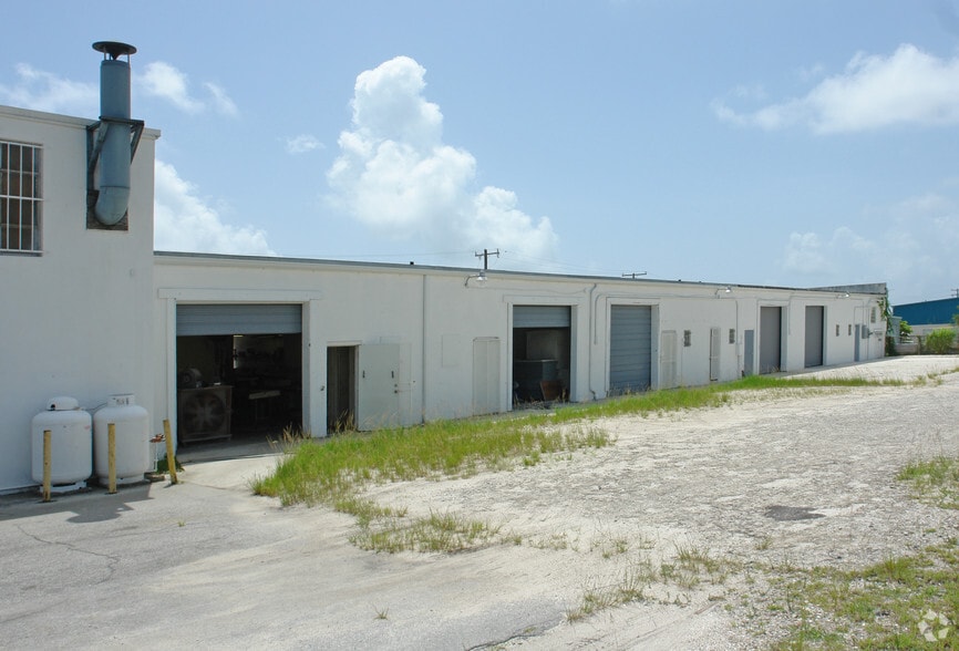 More Photos Of 210-214 10th St, Lake Park Warehouse For Lease