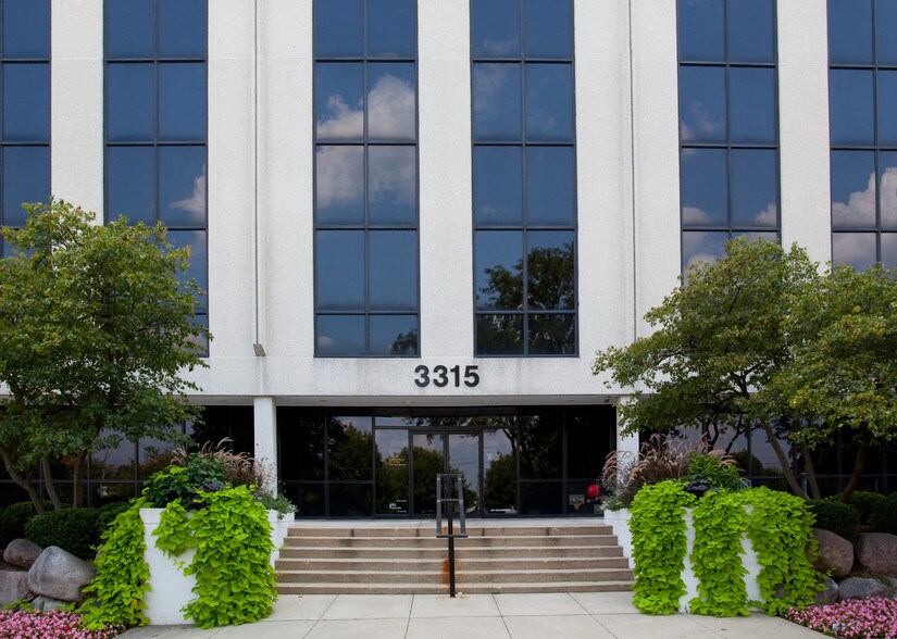 More Photos Of 3315 Algonquin Rd, Rolling Meadows Office For Sale