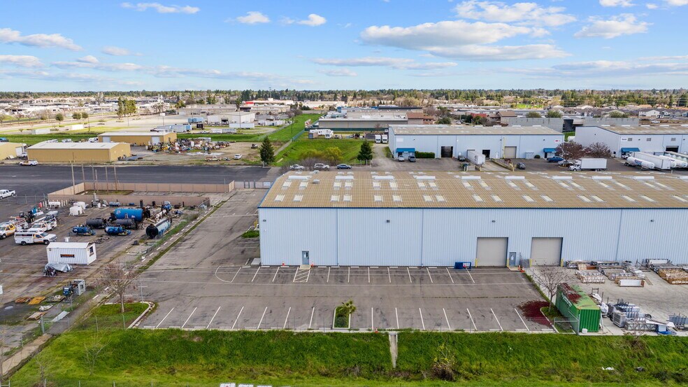 More Photos Of 7345 W Goshen Ave, Visalia Warehouse For Lease