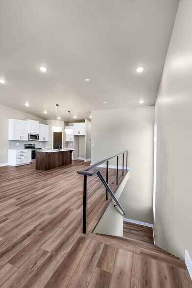 More Photos Of 217 Simmons St, Mccall Showroom For Sale