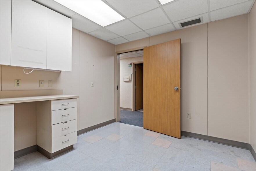 More Photos Of 705 Baptiste Dr, Paola Medical For Sale