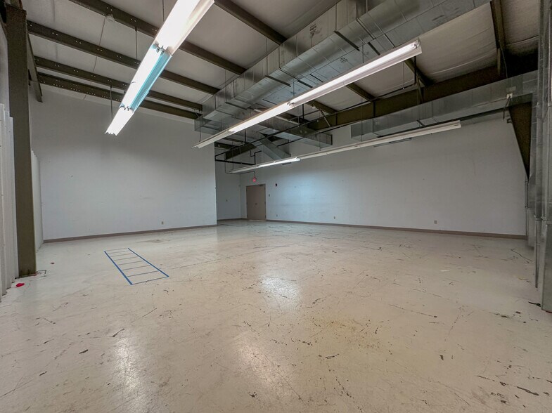 More Photos Of 6444 S 6th Street Rd, Springfield Office For Sale