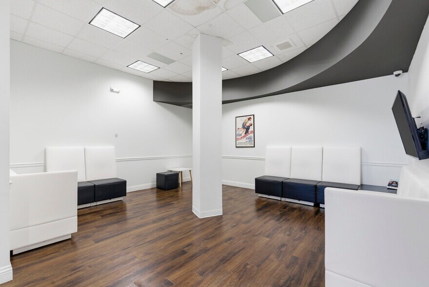 More Photos Of 5540-5550 N Farmer Branch Rd, Ozark General Retail For Sale