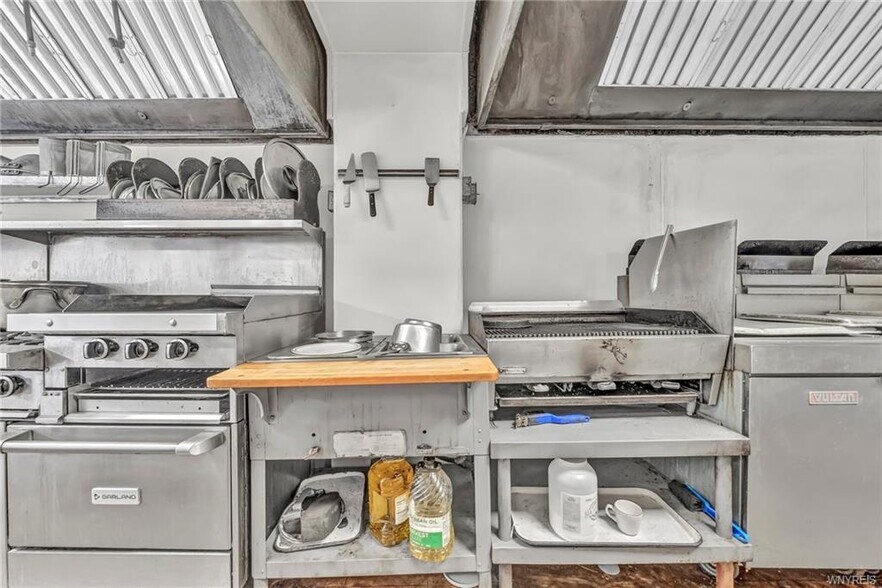 More Photos Of 3019 Pine Ave, Niagara Falls Restaurant For Sale