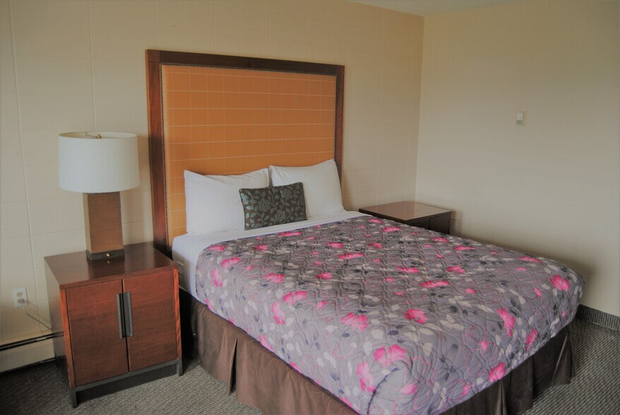 More Photos Of 3925 Gateway Blvd NW, Edmonton Hotel For Sale