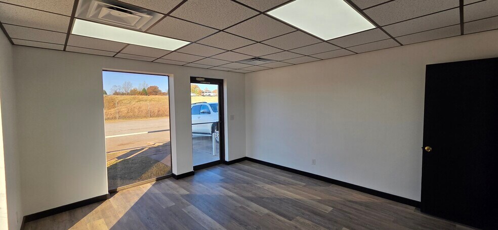 More Photos Of 5716 I-35 Industrial Blvd, Edmond Service For Lease