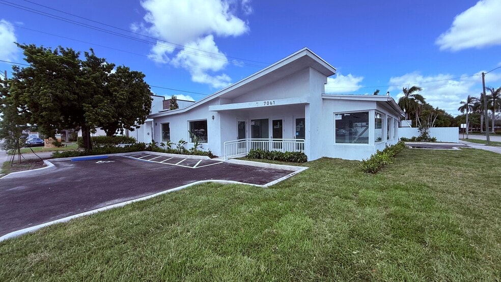 More Photos Of 7061 Taft St, Hollywood Medical For Sale