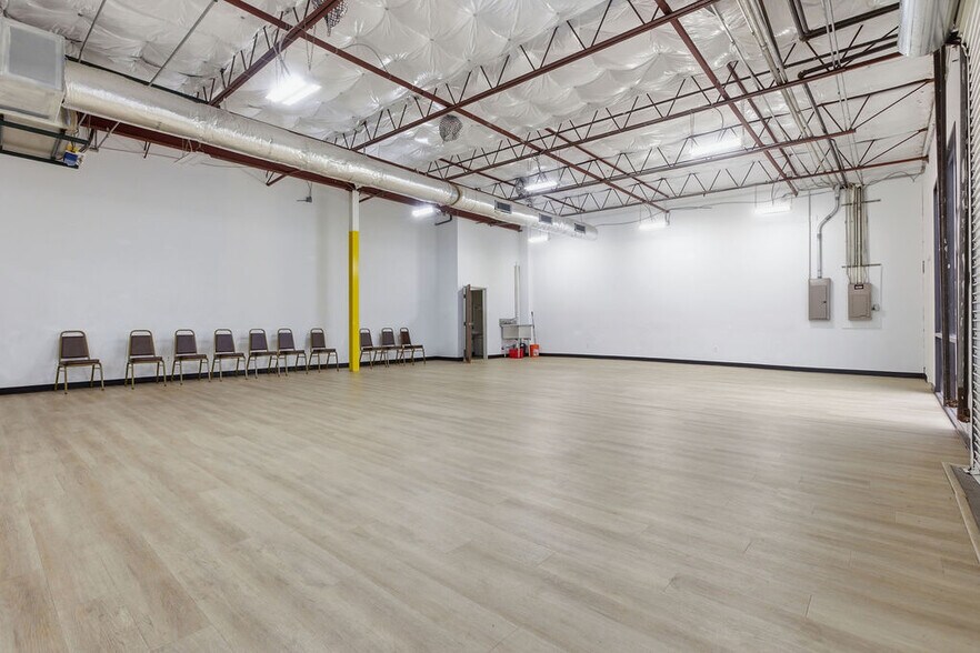More Photos Of 1300 E Arapaho Rd, Richardson Light Distribution For Lease
