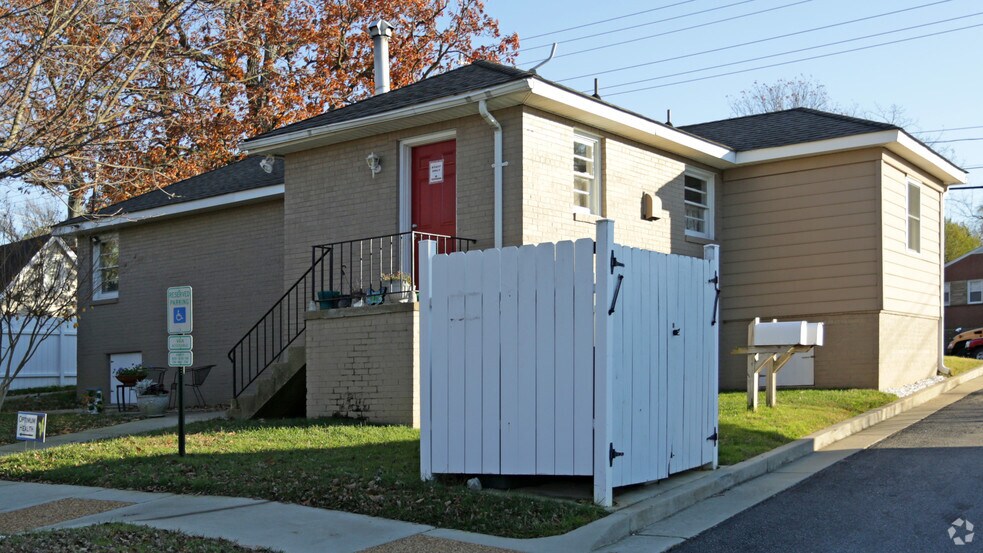 More Photos Of 3112 N Parham Rd, Richmond Medical For Lease