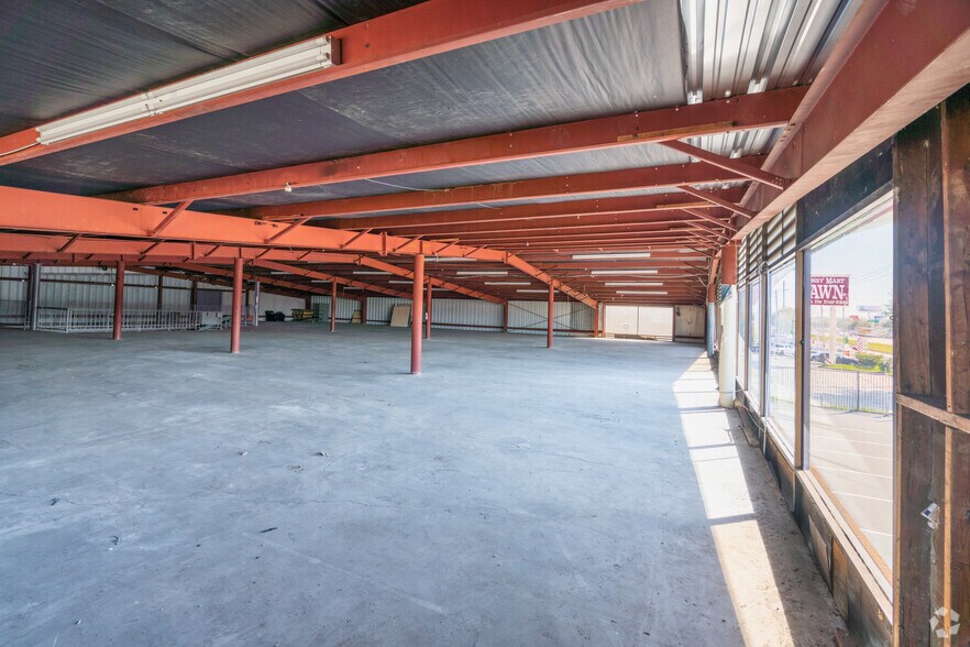 More Photos Of 10034 North Fwy, Houston Warehouse For Sale