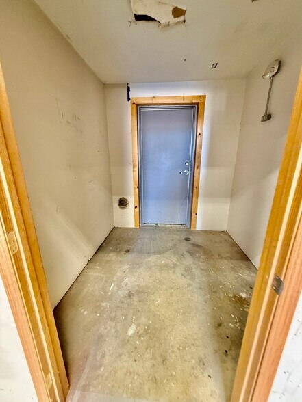 More Photos Of 1805 Industrial Park Dr, Normal Light Distribution For Lease