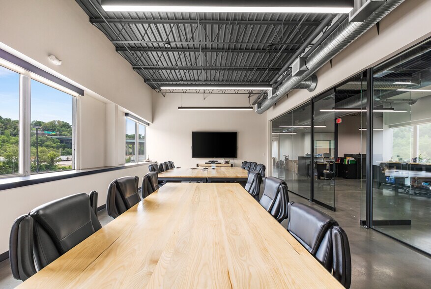 More Photos Of 1215 W 12th St, Kansas City Flex For Lease