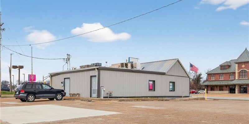More Photos Of 2120 Main St, Parsons Fast Food For Sale
