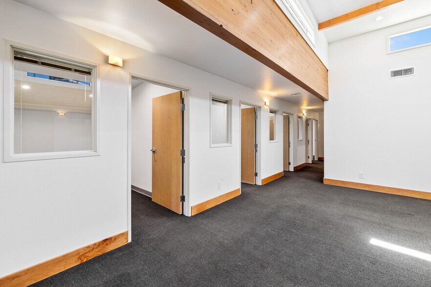 More Photos Of 18536 Oxnard St, Tarzana Warehouse For Sale