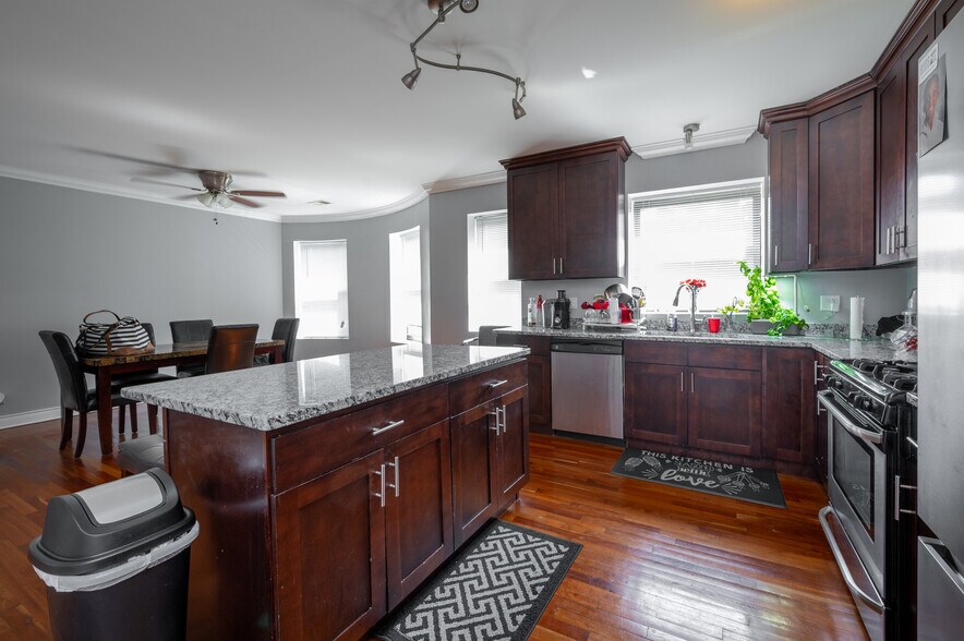 More Photos Of 4627 S Drexel Blvd, Chicago Apartments For Sale
