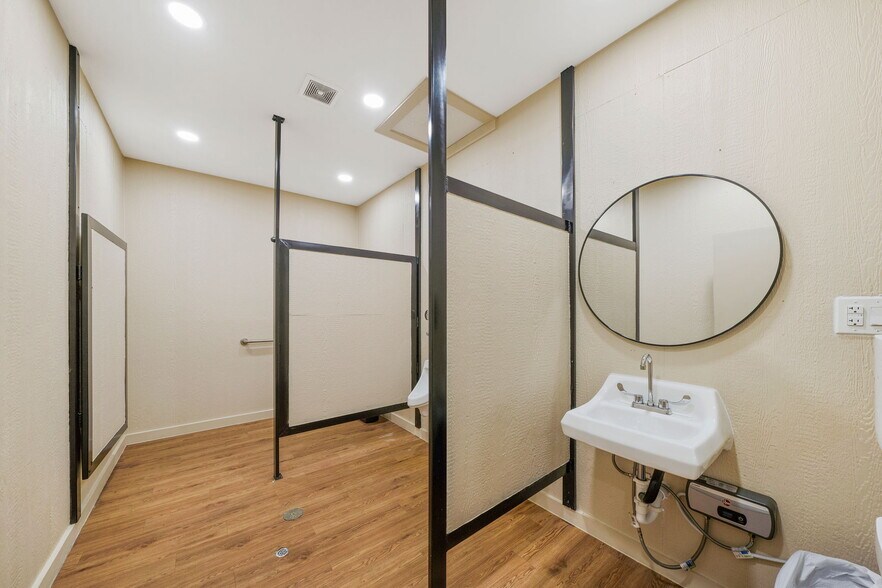 More Photos Of 19588 K St, Somerset Restaurant For Sale