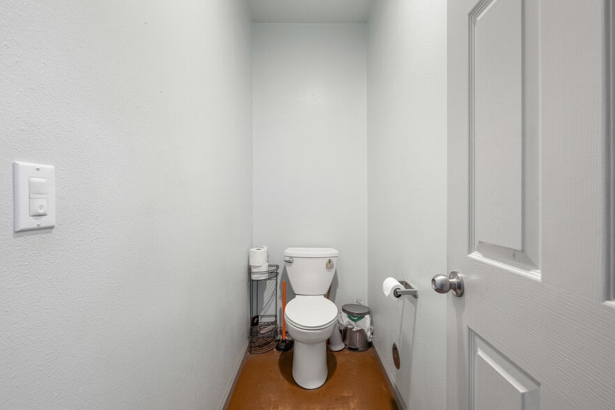 More Photos Of 402 N Pyfer St, Whitehall Office For Sale