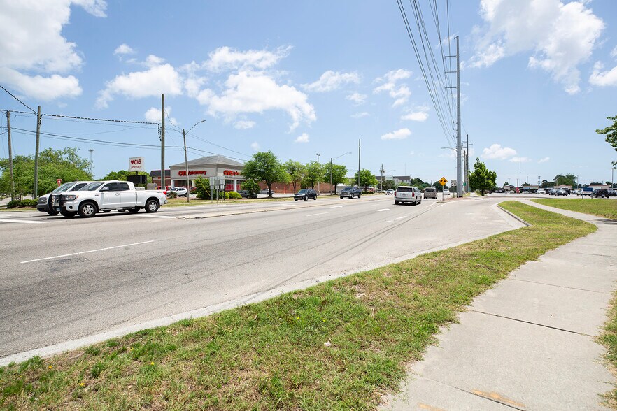 More Photos Of 511 Shipyard Blvd, Wilmington Office For Sale