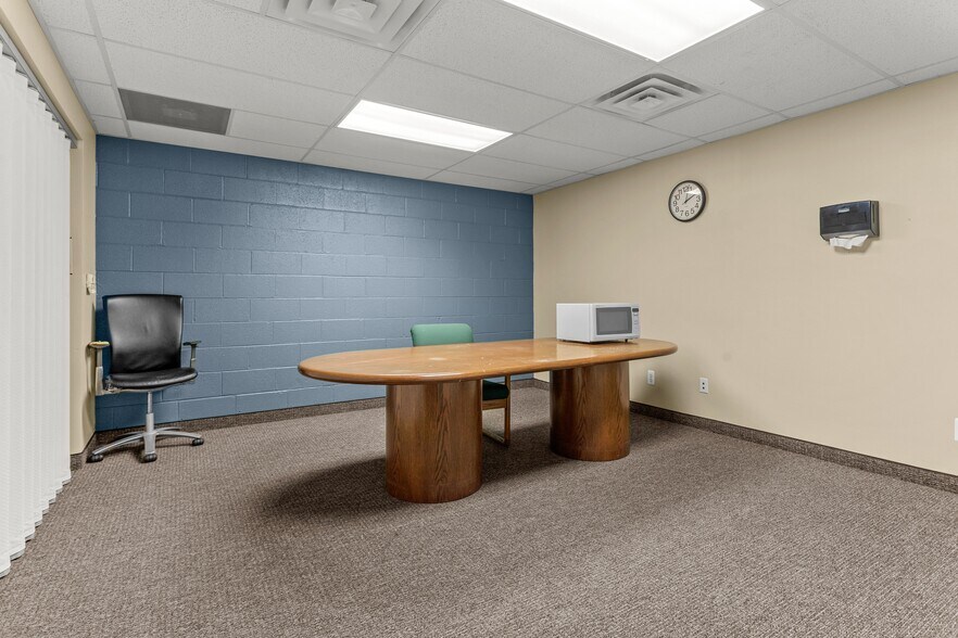 More Photos Of 35640 W Michigan Ave, Wayne Medical For Lease