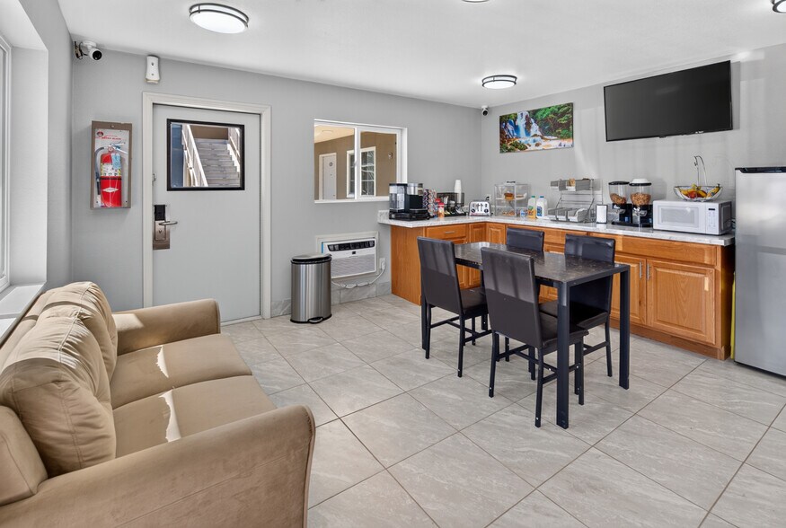 More Photos Of 2111 Whitley Ave, Corcoran Hotel For Sale
