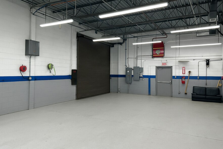 More Photos Of 651-655 W Hoffman Ave, Lindenhurst Manufacturing For Lease