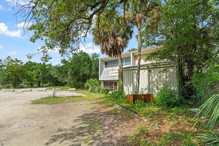 More Photos Of 1001 NE Waldo Rd, Gainesville Office For Sale