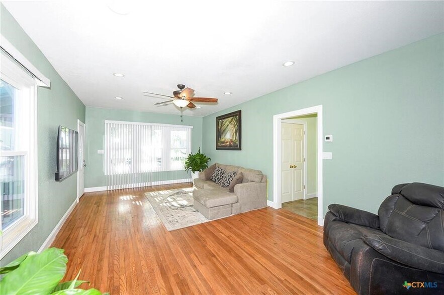 More Photos Of 1440 Business 35 Ave, New Braunfels Office For Sale