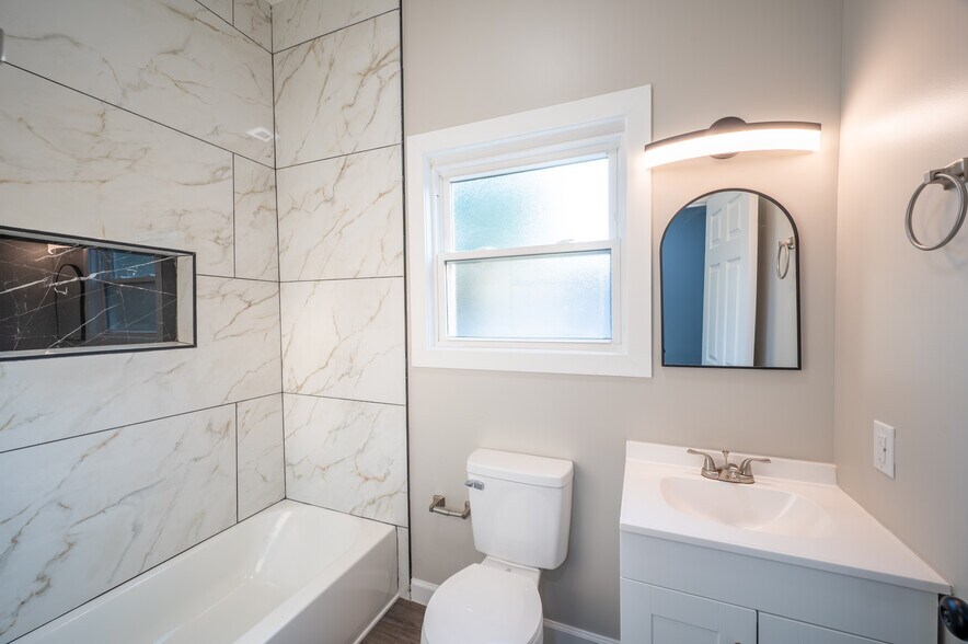 More Photos Of 2305 E Michigan St, Indianapolis Flex For Sale