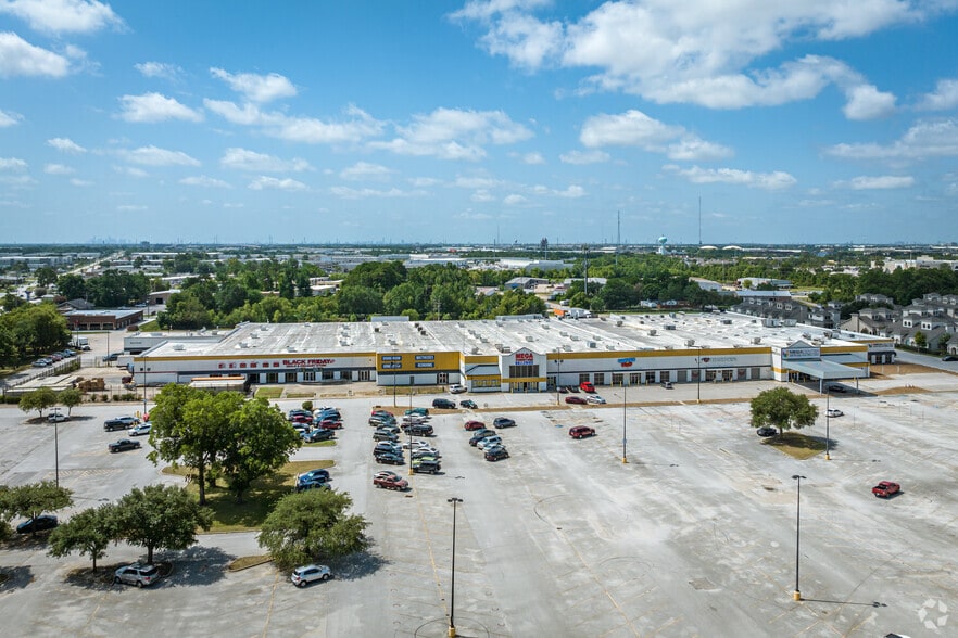 More Photos Of 7075 FM 1960 Rd W, Houston Warehouse For Lease