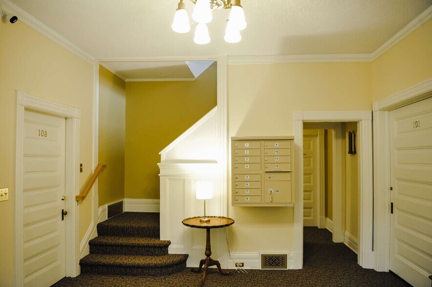 More Photos Of 916 SW King Ave, Portland Office Residential For Sale