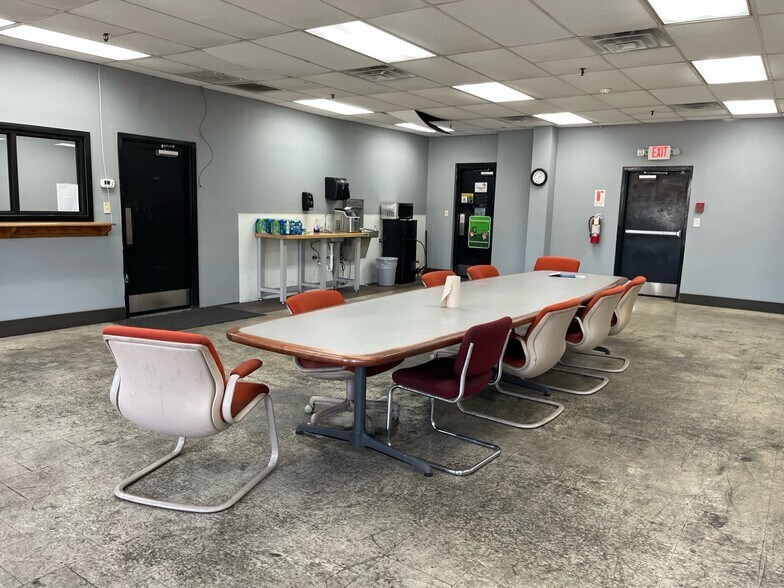 More Photos Of 208 Industrial Blvd, Tullahoma Warehouse For Sale