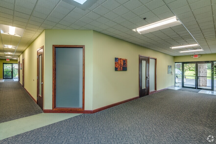 More Photos Of 285 Forest Grove Dr, Pewaukee Office For Lease