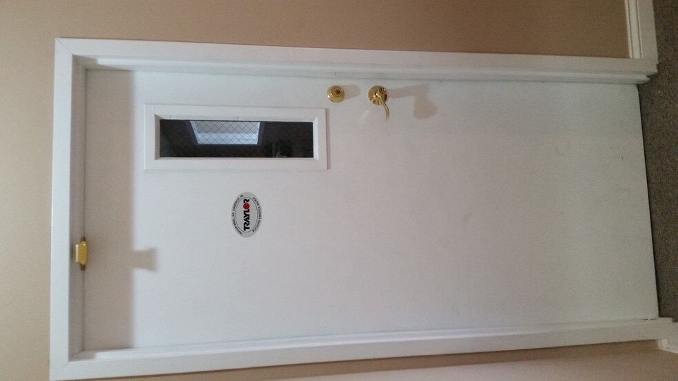 More Photos Of 601 N Shore Dr, Jeffersonville Medical For Sale