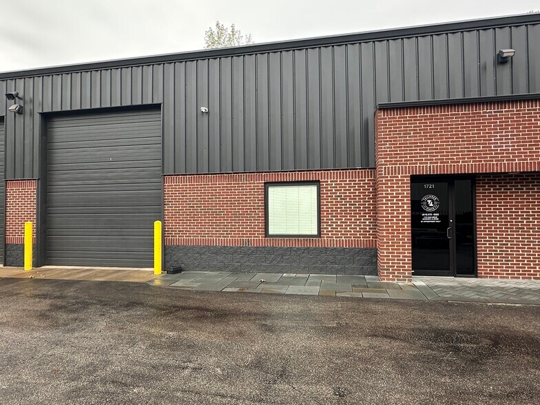 More Photos Of 1717-1721 Oak Dr, Mchenry Manufacturing For Sale