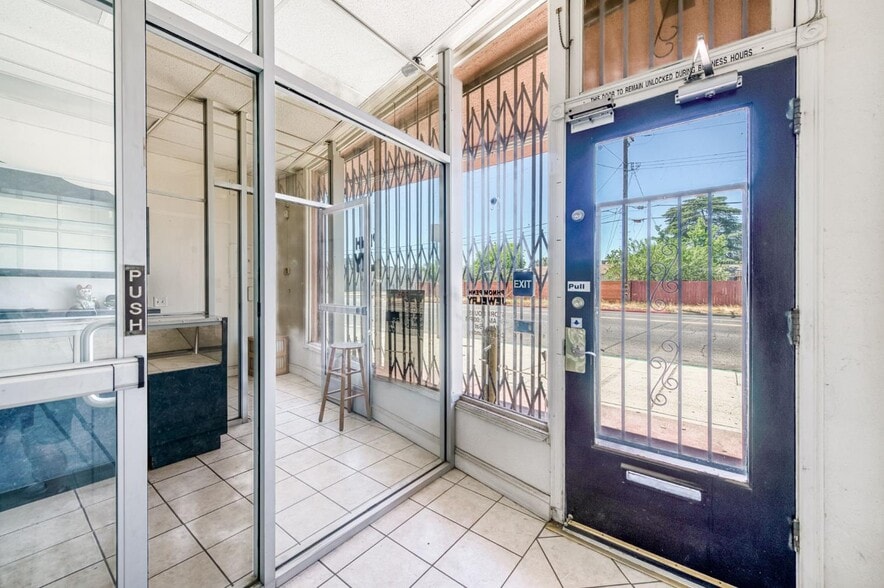 More Photos Of 2403-2405 E Clinton Ave, Fresno General Retail For Sale
