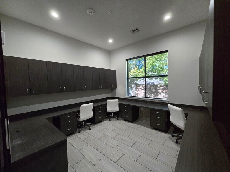 More Photos Of 8739 Davis Blvd, Keller Medical For Lease