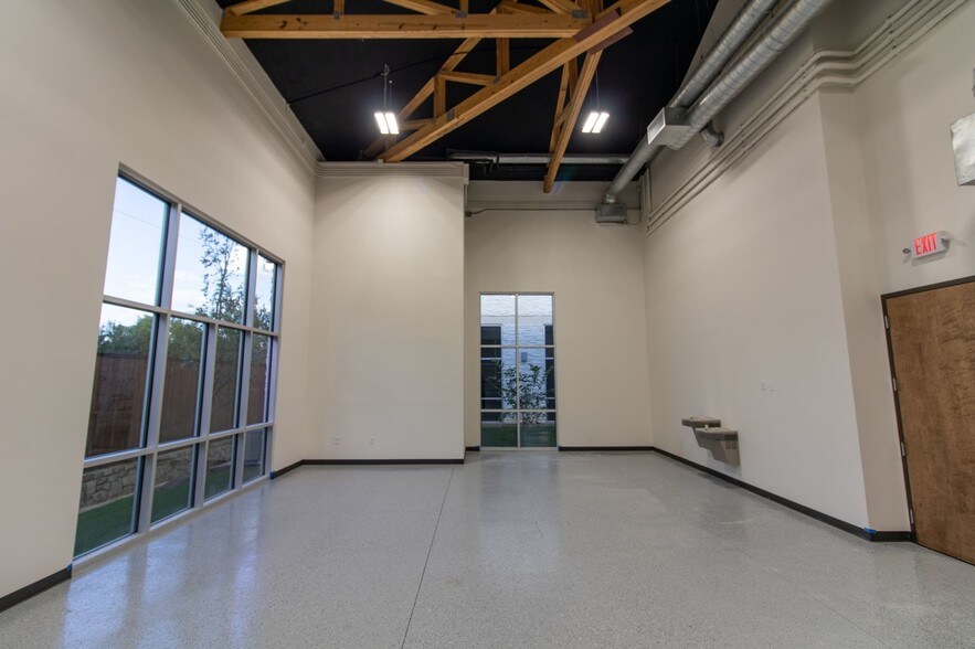 More Photos Of 1363 Brumlow Ave, Southlake Flex For Sale