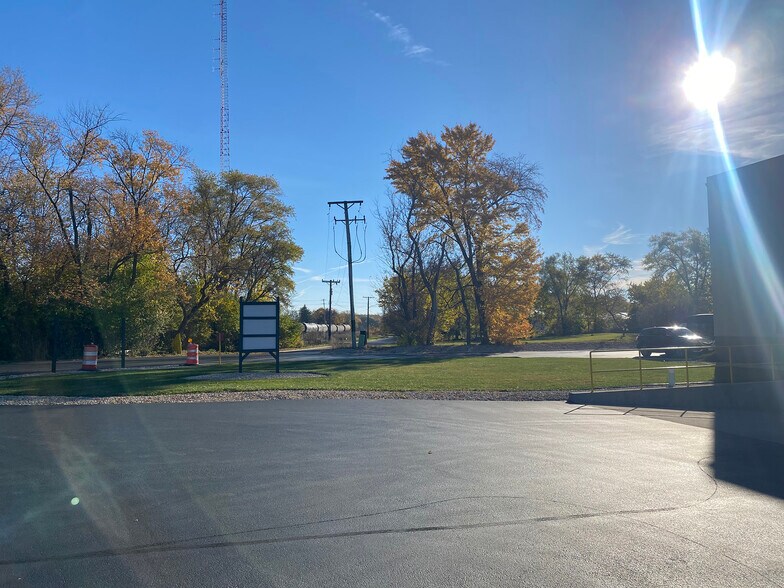 More Photos Of 41W195 Railroad St, Pingree Grove Warehouse For Lease