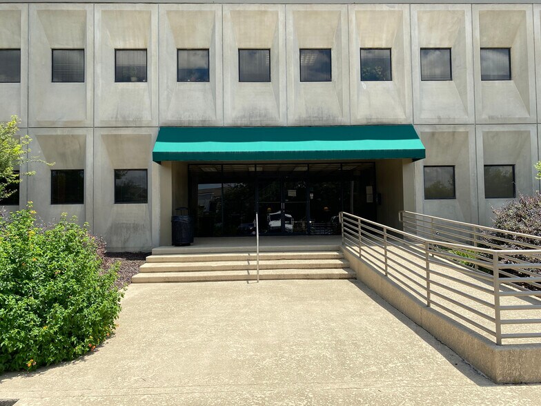 More Photos Of 30 Perimeter Park Dr, Atlanta Office For Lease