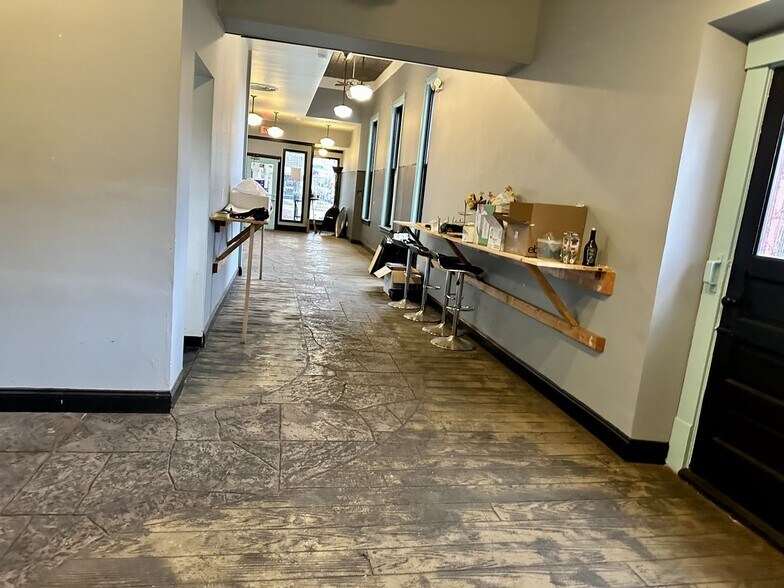 More Photos Of 301 S Washington Sq, Lansing Storefront For Lease