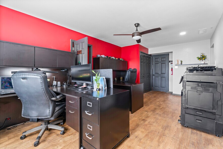 More Photos Of 9902 Franklin Rd, Houston Self Storage For Sale